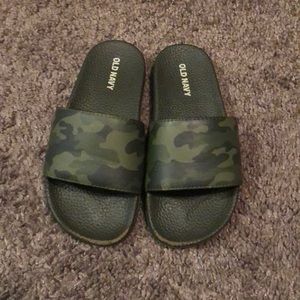 Army flip-flops size  12-13